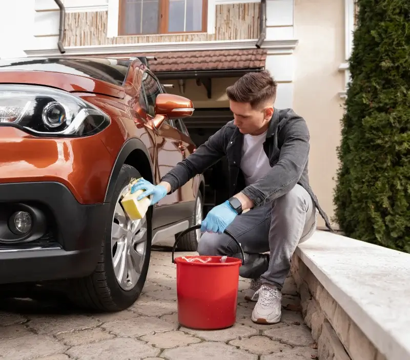 Lavage auto à domicile Saint-Clair-du-Rhône : professionnel intervenant sur un véhicule